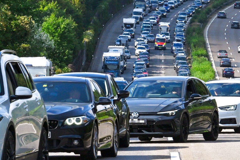 Die Fahrbahn in Richtung Würzburg wurde für etwa drei Stunden voll gesperrt. Der Stau hatte nur ein geringes Ausmaß.