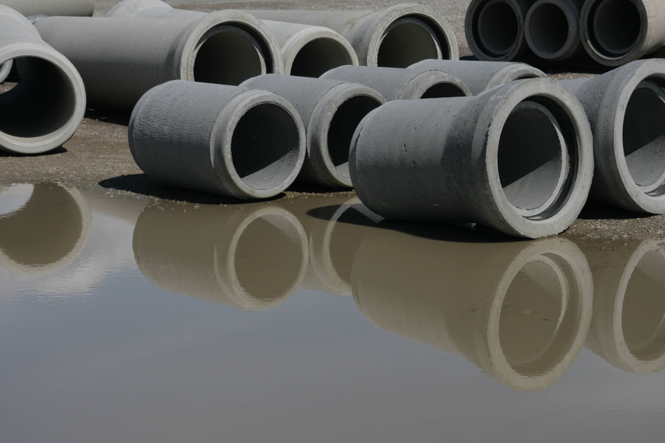 Das Umweltministerium verfügt über einen Rekordhaushalt. Trotzdem strich es Gelder für den Abwasser-Kanalbau. Ein Ministeriumssprecher begründet das so: "Angesichts von Dürrefolgen, Borkenkäfer-Katastrophe und großflächigen Waldschäden war es nicht möglich, weiter mit Mitteln zu arbeiten, die nicht primär für die Siedlungswasserwirtschaft vorgesehen waren." (Symbolbild)