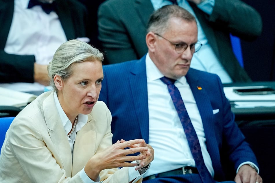 Alice Weidel (46), Fraktionsvorsitzende der AfD, und Tino Chrupalla (50), AfD-Bundesvorsitzender und Fraktionsvorsitzender der AfD, im Plenum des Deutschen Bundestags.