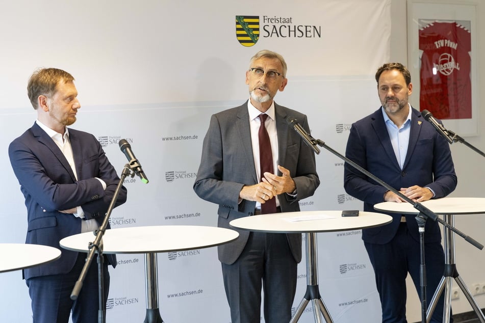 Ministerpräsident Michael Kretschmer (49, CDU, v.l.), Innen- und Sportminister Armin Schuster (63, CDU) und der Hauptgeschäftsführer des Landessportbundes Sachsen, Christian Dahms (50), gaben nach dem Sportgipfel Statements ab.