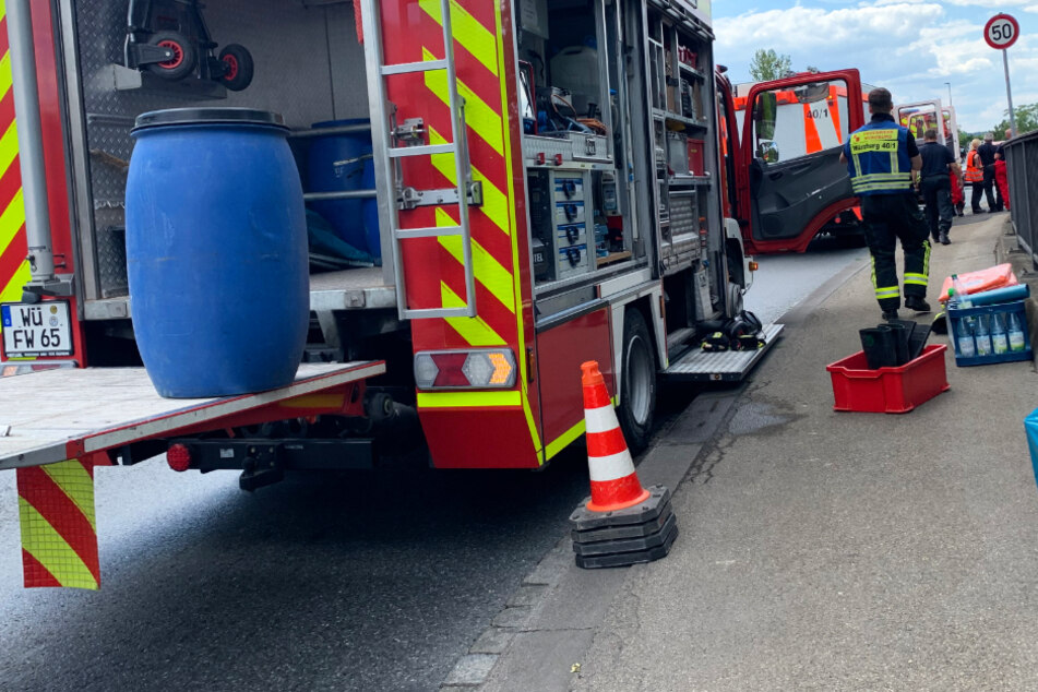 Das Bild zeigt einen Einsatzwagen der Feuerwehr auf der Konrad-Adenauer-Brücke in Würzburg.