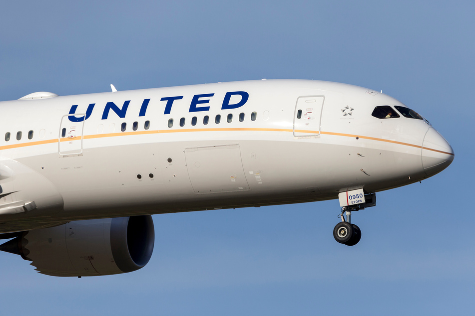 Plötzlicher Zwischenfall an Bord von United-Airlines-Flieger: Pilot greift zu fragwürdigem Schritt