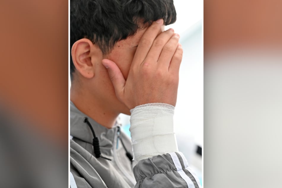 Ahmad (16) will sein Gesicht nicht zeigen. Sein verletzter Arm ist bandagiert.