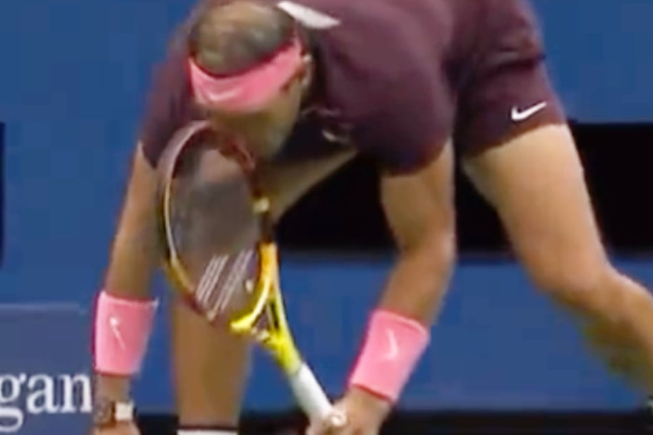 Rafael Nadal (36) haut sich den Schläger selbst an die Nase.