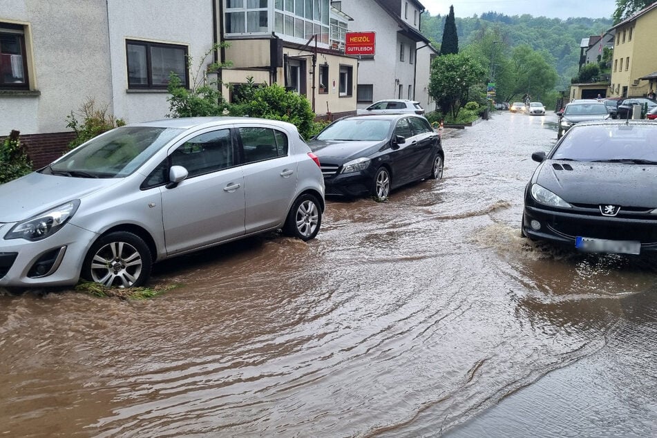Straßen wurden durch die starken Regenfälle in Baden-Württemberg zeitweise überflutet.