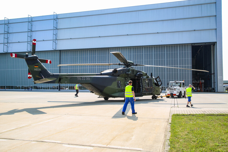 Der bereits siebte Helikopter steht frisch gewartet auf dem Rollfeld der EFW.