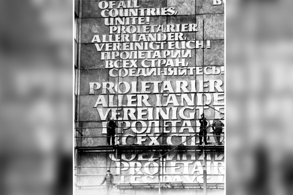 Die Schrifttafeln mit der Botschaft "Proletarier aller Länder, vereinigt Euch".