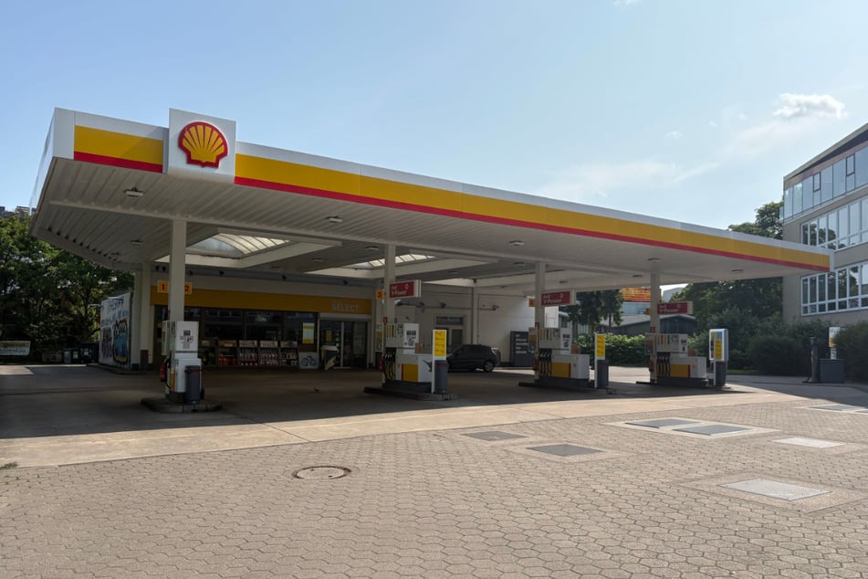 Ein Unbekannter hat am Mittwochabend eine Tankstelle in Hamburg-Eimsbüttel überfallen.