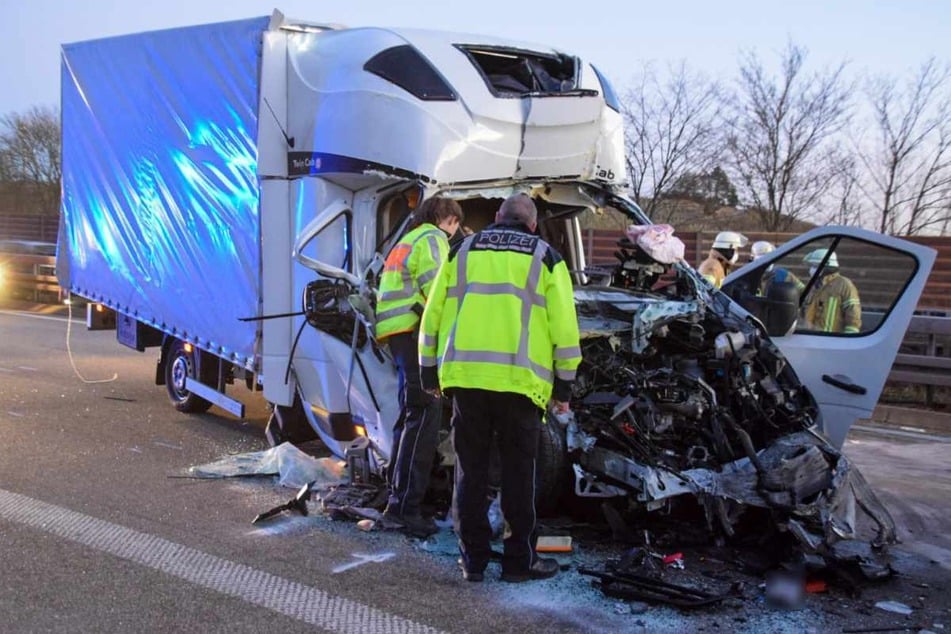 Unfall A6: Stauende übersehen: Kleintransporter kracht auf der Autobahn in einen Laster