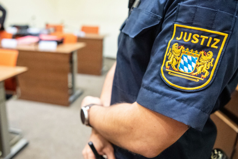 Wegen gemeinschaftlichen Mordes muss sich ein Mann vor dem Kemptener Landgericht im Freistaat verantworten. (Symbolbild)