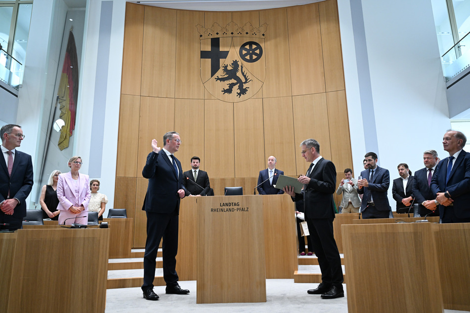 Der neugewählte Ministerpräsident von Rheinland-Pfalz wurde nach seiner Wahl während der Sondersitzung des Landtags vereidigt.