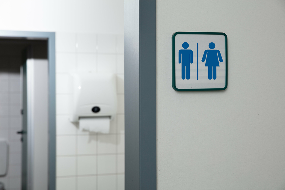 Auf einer Toilette des Erfurter Hauptbahnhofs ging es zwischen zwei Männern intim zu. Der eine behauptet jedoch, dass es nicht einvernehmlich war. (Symbolbild)