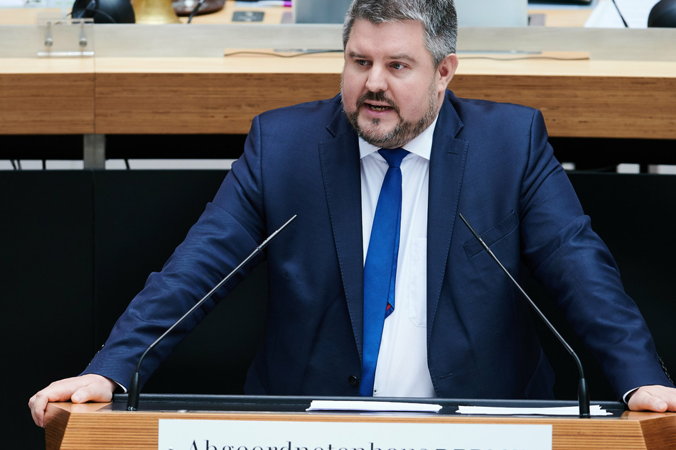 Der Abgeordnete Paul Fresdorf (44, FDP) bemängelt, dass eine exakte Statistik zu den Zahlen der Quereinsteiger fehlt.