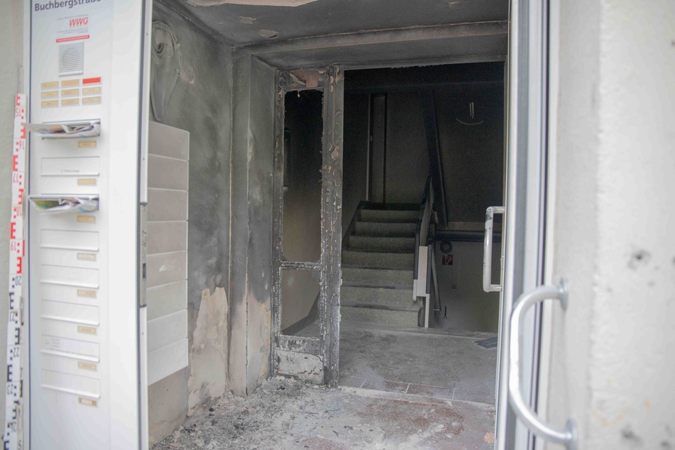 In einem Treppenhaus in einem Großschönauer Wohnblock fing ein Kinderwagen Feuer.