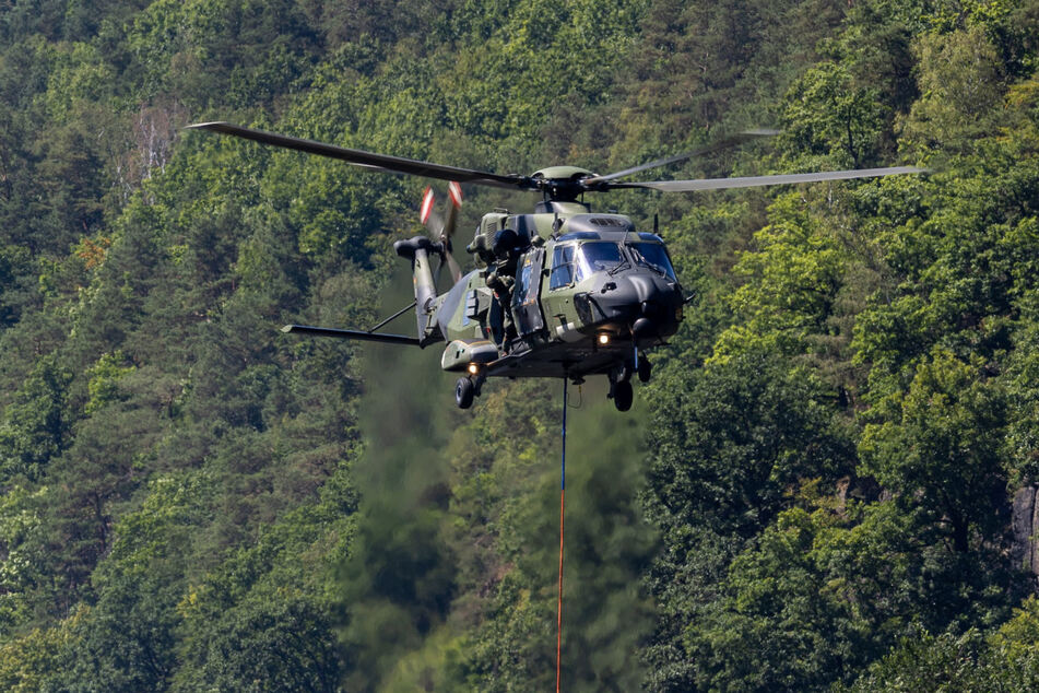 Trotz der Fortschritte bei der Brandbekämpfung waren auch am Mittwoch noch 13 Lösch-Helikopter im Einsatz.