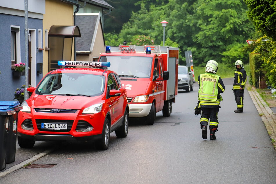In der Hubertusstraße in Aue kam es am Mittwochmorgen zu einem Feuerwehreinsatz aufgrund eines Garagenbrandes.