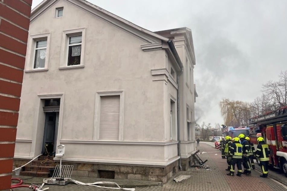 Durch die Rauchentwicklung ist nun auch die obere Wohnung nicht mehr bewohnbar.