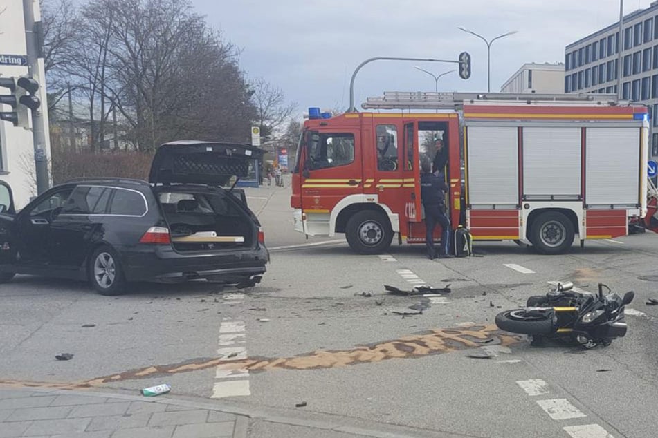 Unfall in München: Motorrad kracht auf Kreuzung in BMW