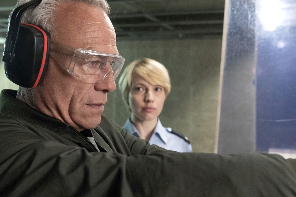 Max Ballauf (Klaus J. Behrendt) sieht auf dem Schiessstand plötzlich die durch ihn einst erschossene Kollegin Melanie Sommer (Anna Brüggemann).