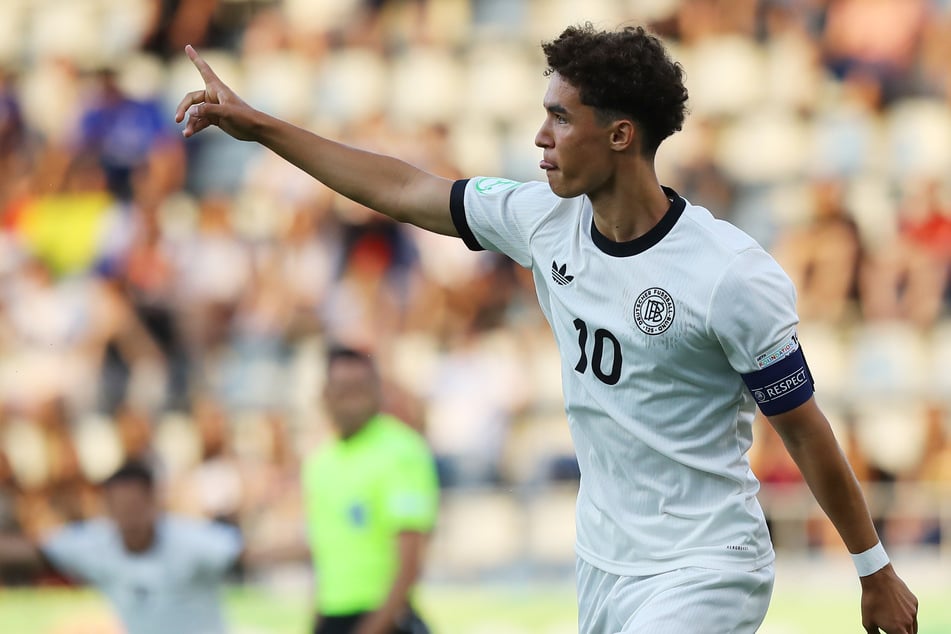 Noah Darvich (19) wurde 2023 mit dem DFB U17-Weltmeister und wechselte anschließend in die Talentschmiede vom FC Barcelona.