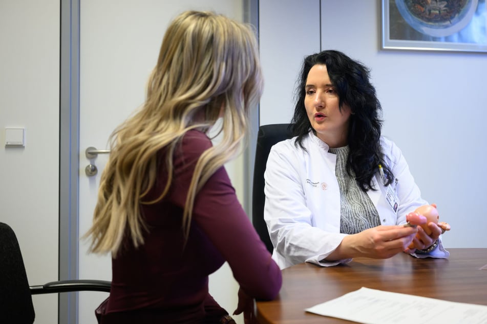 Prof. Pauline Wimberger (r.), Direktorin der Universitätsfrauenklinik Dresden, im Gespräch mit Romy.