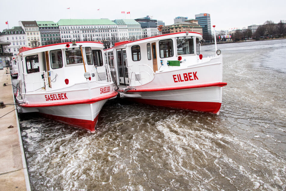 Auch auf der Binnenalster ist bereits viel Eis.