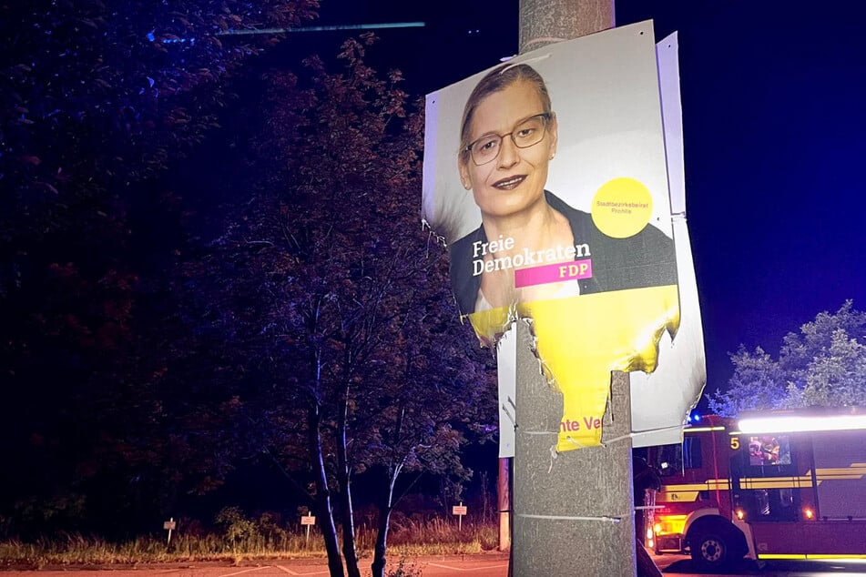Dresden: Unbekannte zünden Wahlplakate in Dresden an: Feuerwehr im Einsatz