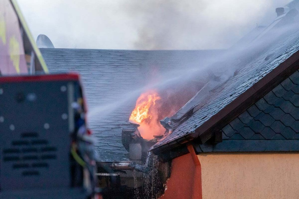 Die Flammen schossen aus dem Dachgeschoss.