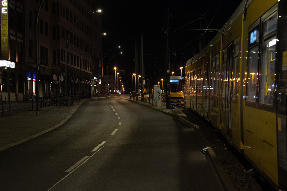 Straßenbahnen stehen an der Endstation auf der menschenleeren Warschauer Straße.