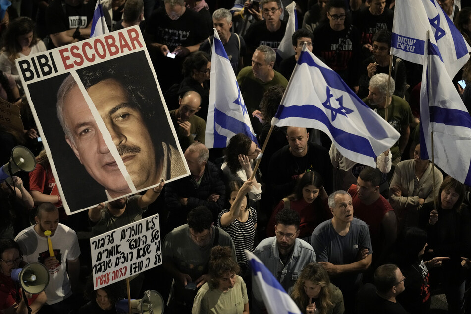 Tausende Menschen haben in Israel erneut für ein Abkommen zur Freilassung der Geiseln sowie gegen die Regierung protestiert.