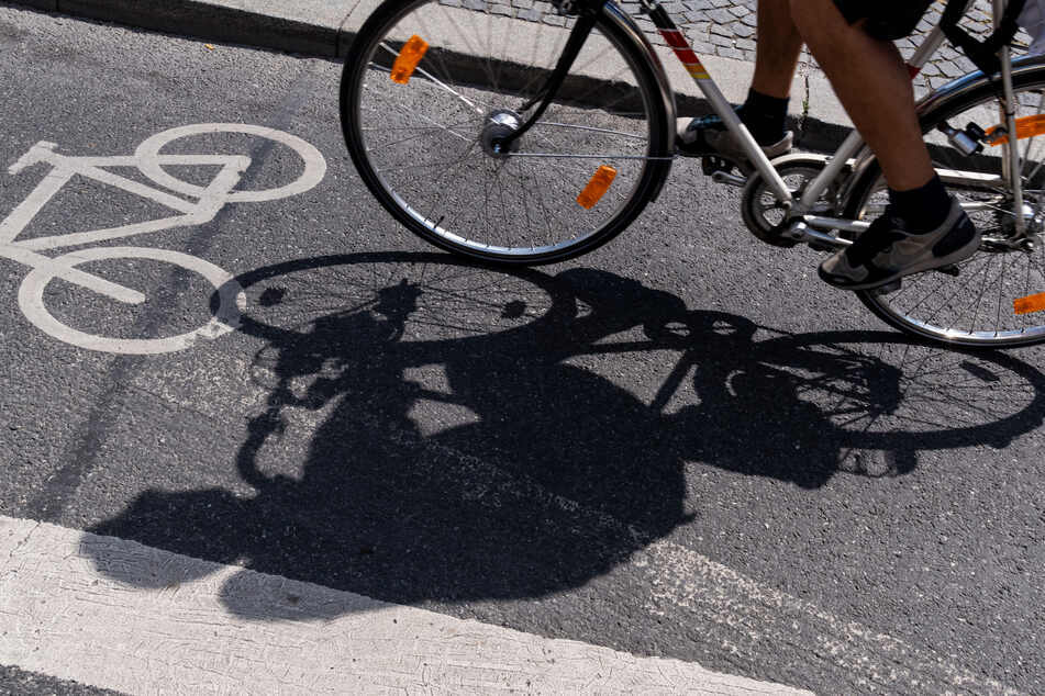 Die geplanten, dauerhaften Radwege sollen gegen die Straßenverkehrsordnung verstoßen, argumentiert der Club "Mobil".