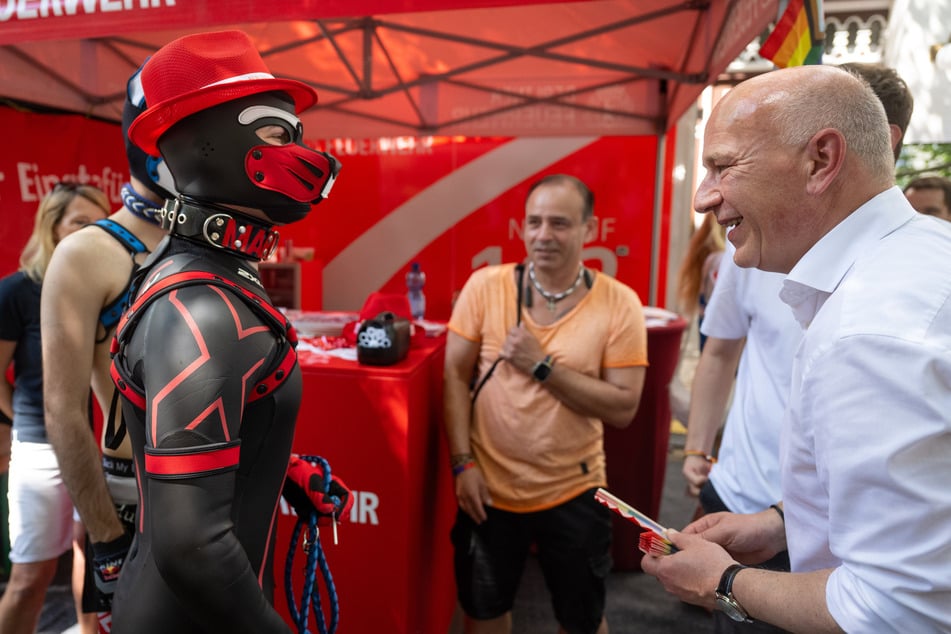 Berlins Regierender Bürgermeister Kai Wegner (52, CDU, r.) schaute am Samstag beim Stadtfest vorbei.