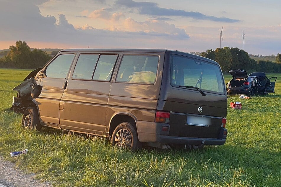 Der VW steht nach dem Unfall im Straßengraben. Im Hintergrund ist der Audi zu sehen, der durch die Kollision in die Wiese schleuderte.