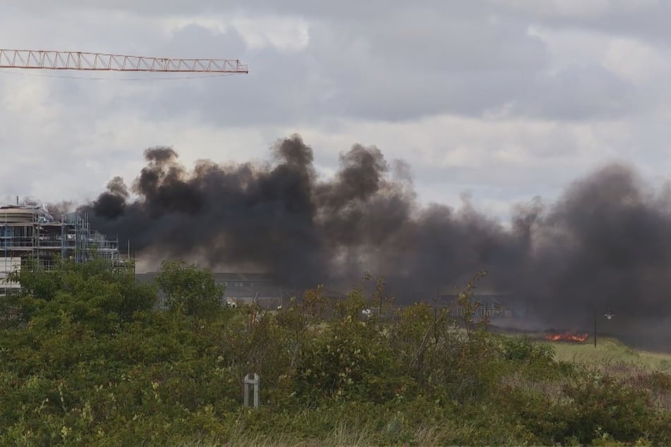 Flammen und Explosionen auf Sylt: Feuerwehr stundenlang im Einsatz