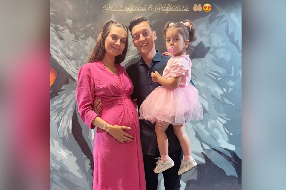 Mesut Özil (33, M.) mit seiner Frau Amine Gülse Özil (29) und Tochter Eda (2).