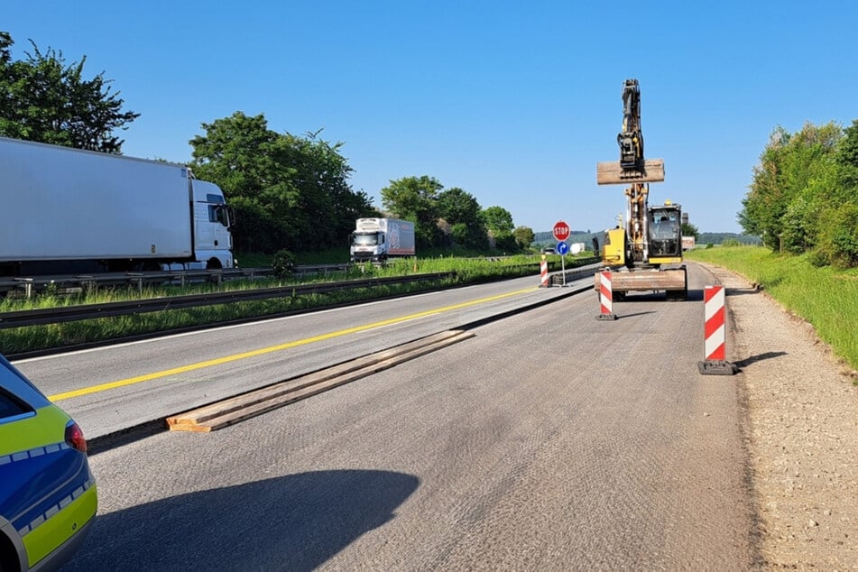 Die Polizei legte Holzplanken auf die A4 und entschärfte dadurch einen Stau.