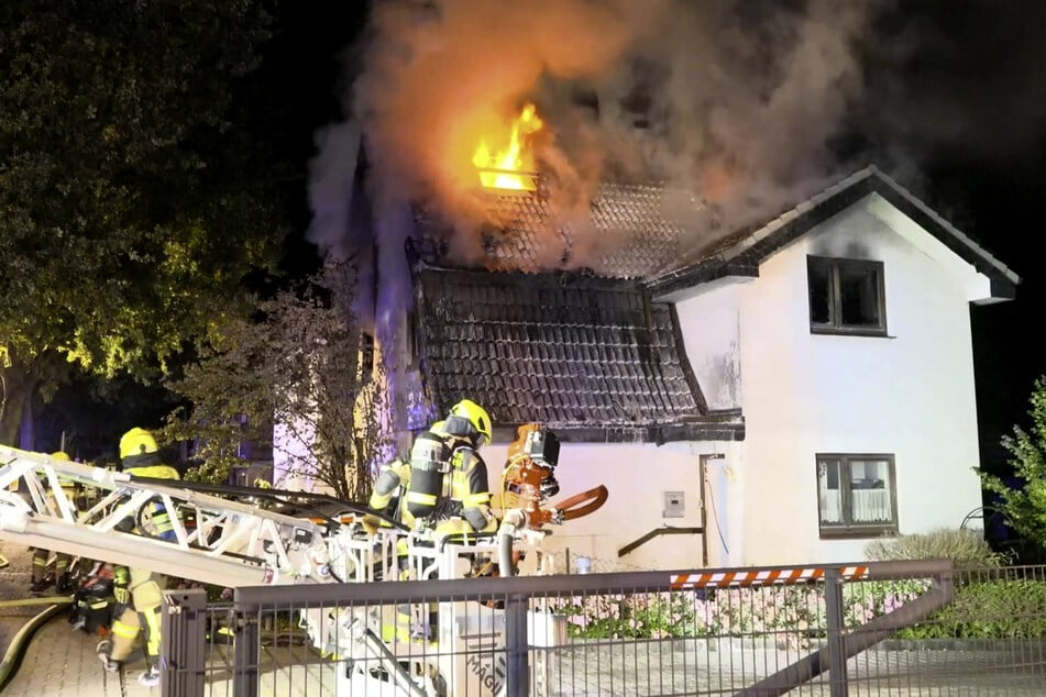 Das Obergeschoss stand beim Eintreffen der Einsatzkräfte bereits lichterloh in Flammen.