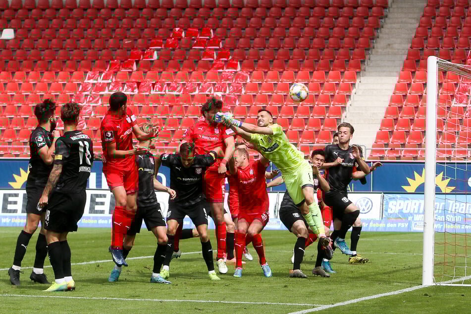 Kopfballstark ist Ronny König (6.v.l.). Hier trifft er zum 2:0 gegen Halle.