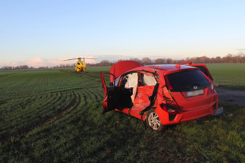 Das Auto landete auf einem angrenzenden Feld.