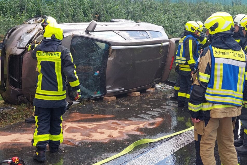 Die Feuerwehrleute sicherten den Wagen ab, klemmten die Batterie aus Brandschutzgründen ab und reinigten die Fahrbahn von ausgelaufenen Betriebsmitteln.