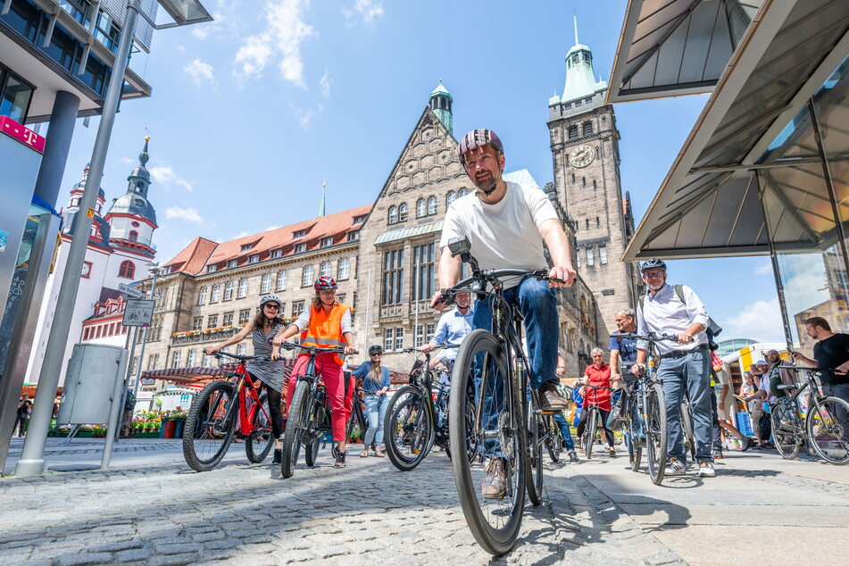 Sachsens Verkehrsminister Martin Dulig (49, SPD) bei der Premierentour auf dem neuen Chemnitzer Radweg.