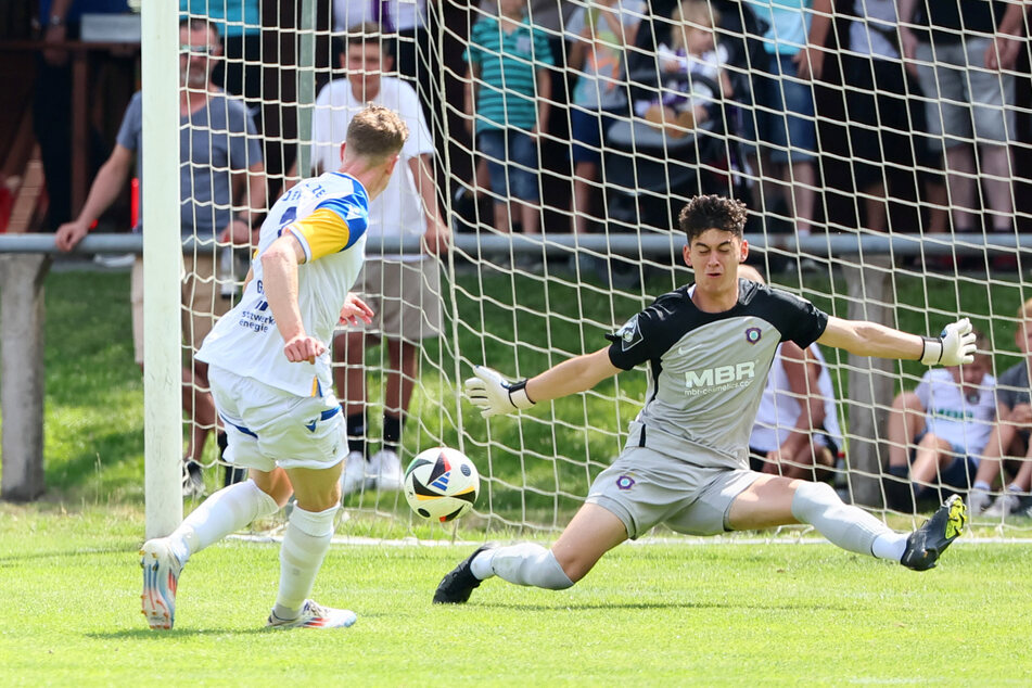 Bitter für Aue! Jena-Spieler trifft zum 0:3 gegen Keeper Louis Sascha Lord.