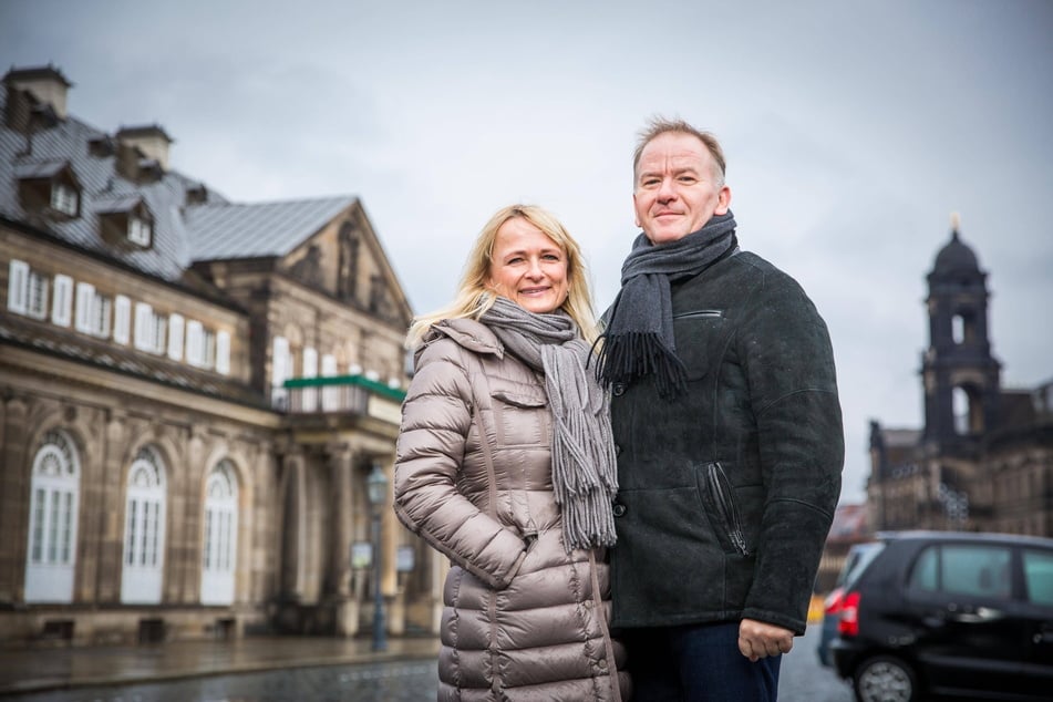 Die Wirte Janet (48) und Maik Kosiol (57) vorm Italienischen Dörfchen am Theaterplatz. Das Haus schloss zum Jahreswechsel.