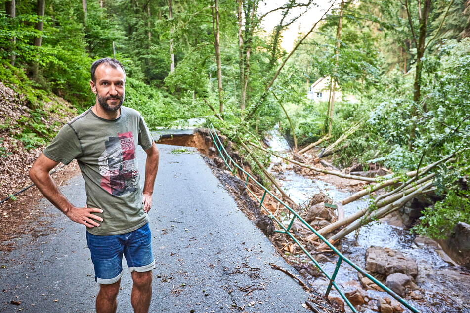 Am Mühlgrundbach betrachtete Dr. Andreas Heine, Bürgermeister der Gemeinde Reinhardtsdorf-Schöna, die Schäden am abgerutschten Hang.