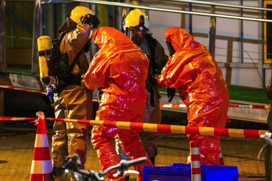 Die Feuerwehr musste einen Trupp mit ABC-Schutzanzügen zur Erkundung einsetzen.