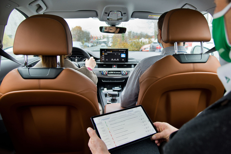 Ein Tablet mit einem elektronischen Prüfprotokoll ist künftig Bestandteil der Fahrprüfung.