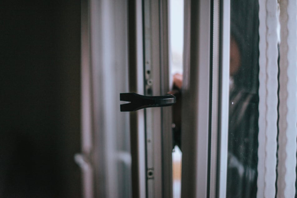 Meist verschaffen sich die Einbrecher Zutritt über die Terrasse oder Fenster. (Symbolbild)