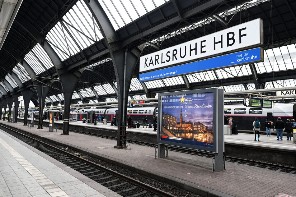 Am Karlsruher Hauptbahnhof wurde eine Bahn von der Bundespolizei geräumt. (Symbolbild)