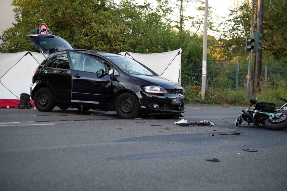 Mit hoher Geschwindigkeit krachte der Motorradfahrer (†31) am Sonntagabend auf der B56 in die Seite des VW-Golfs.