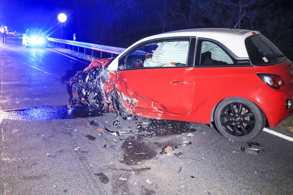 Auf der Bundesstraße 505 im Landkreis Bamberg sind in Bayern ein Audi und ein Opel kollidiert. Drei Menschen wurden bei dem Unfall verletzt.